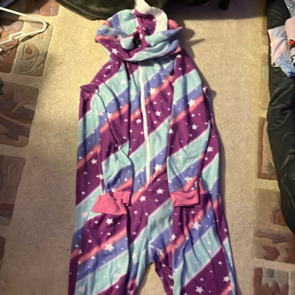 Size is medium in girls,a unicorn onesie , only worn twice,has a unicorn hat